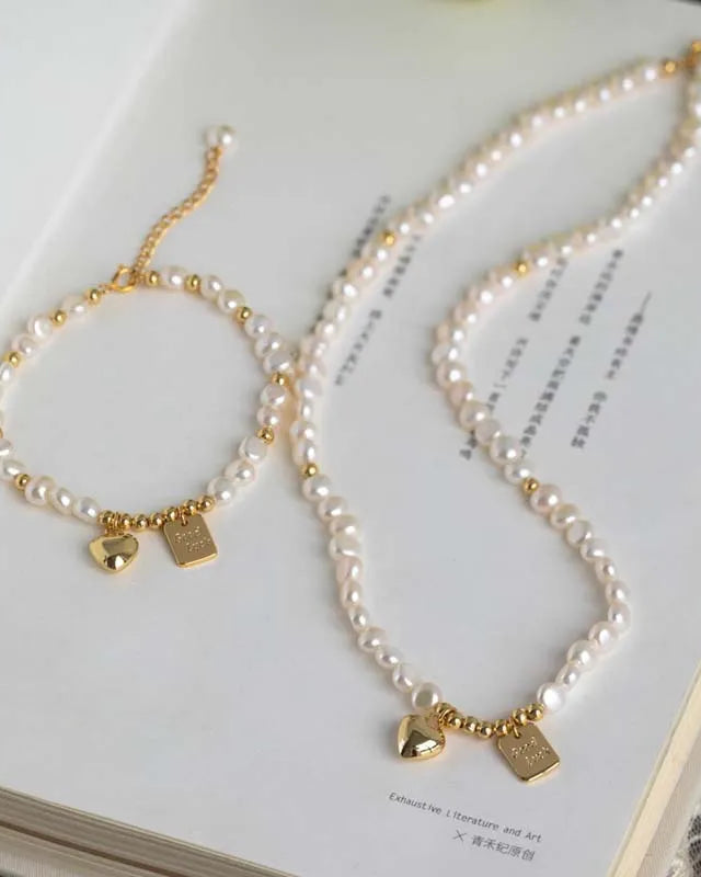 Elegante Perlenhalskette und Armband, mit kleinem Herz - Motiv