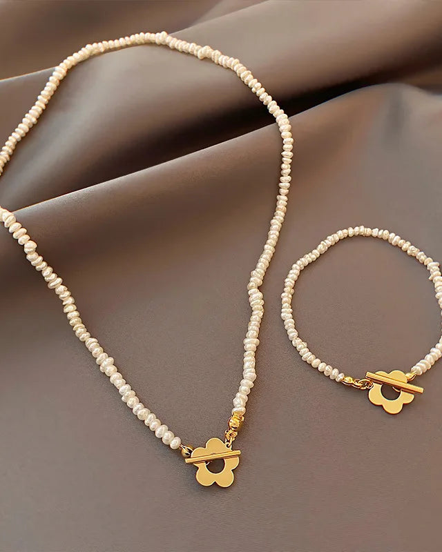 Elegante Perlenhalskette, Perlenarmkette mit goldfarbenem Blumenverschluss
