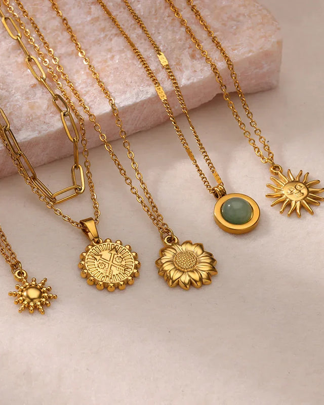 Elegante Halskette in Gold, mit verschiedenen Anhängern