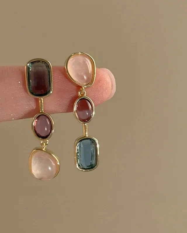 Elegante, hängende Ohrringe mit farbigen Steinen