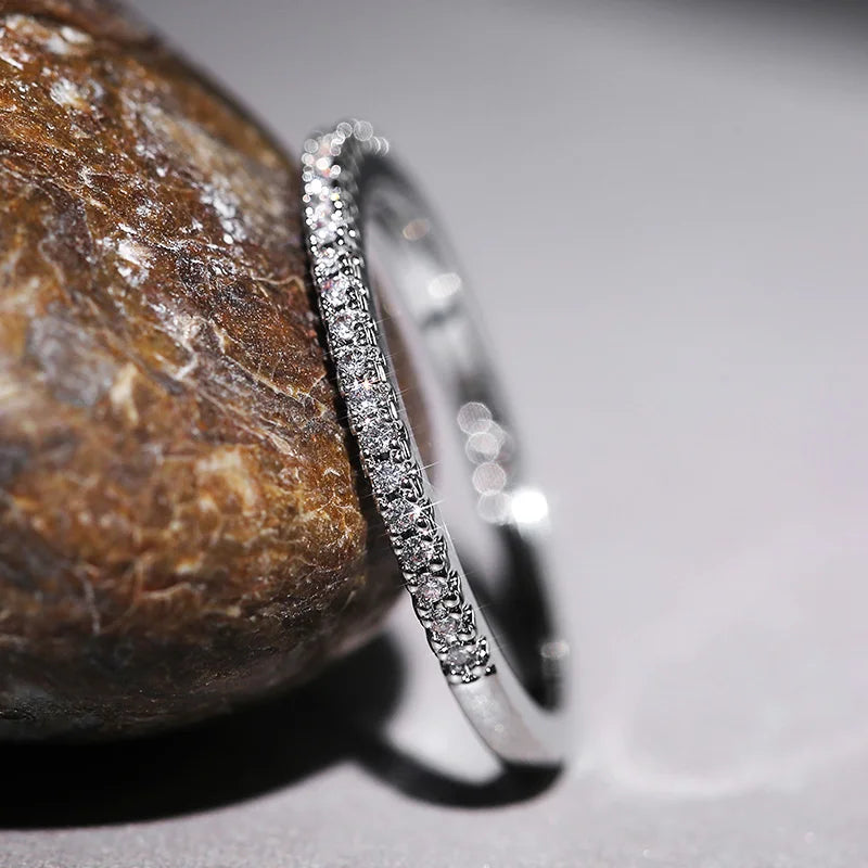 Eleganter, feiner Ring mit kleinem Glitzersteinen