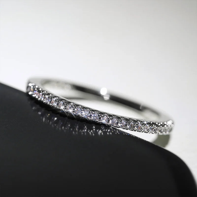 Eleganter, feiner Ring mit kleinem Glitzersteinen
