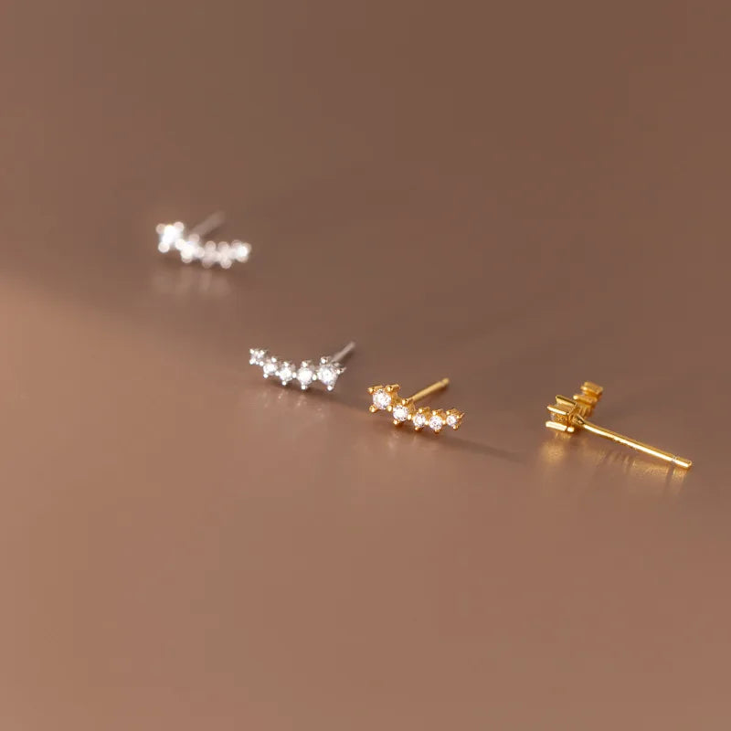 Elegante, feine Ohrringe, mit glitzernden Steinen