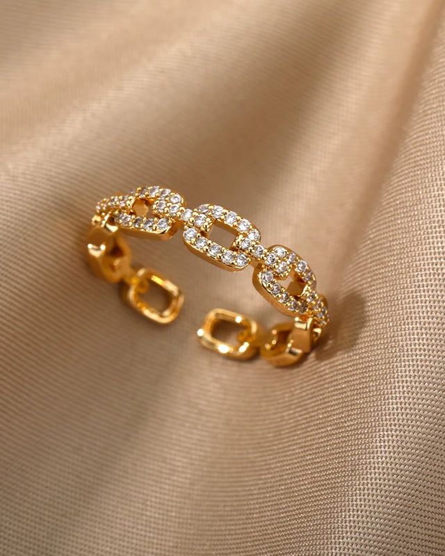 Eleganter Ring mit modernem Stein-Muster