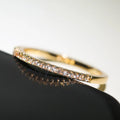 Eleganter, feiner Ring mit kleinem Glitzersteinen