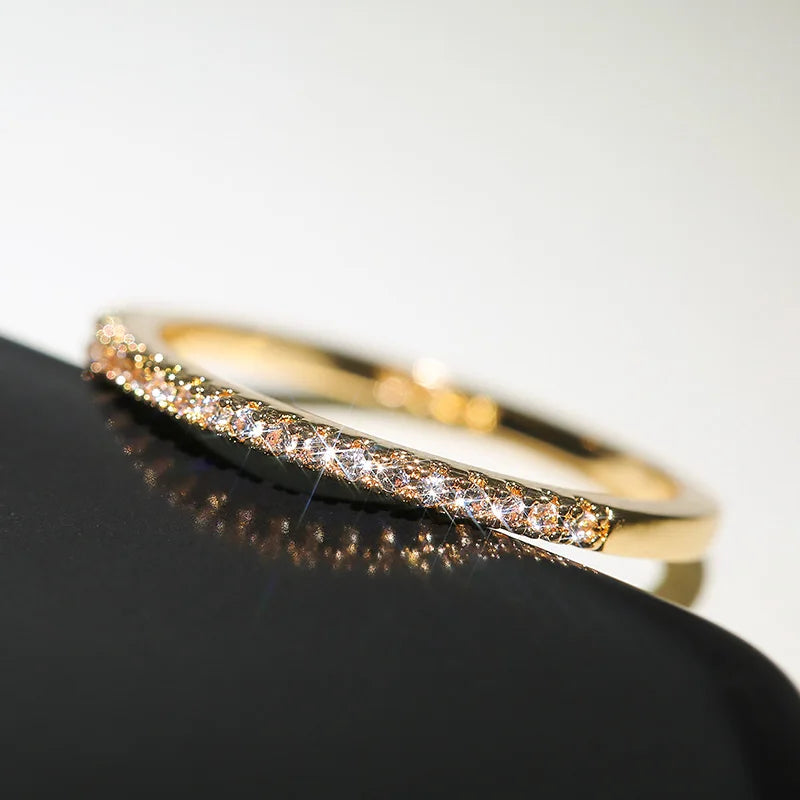 Eleganter, feiner Ring mit kleinem Glitzersteinen
