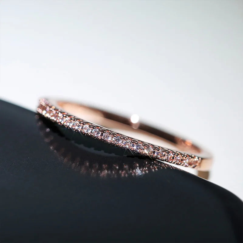 Eleganter, feiner Ring mit kleinem Glitzersteinen