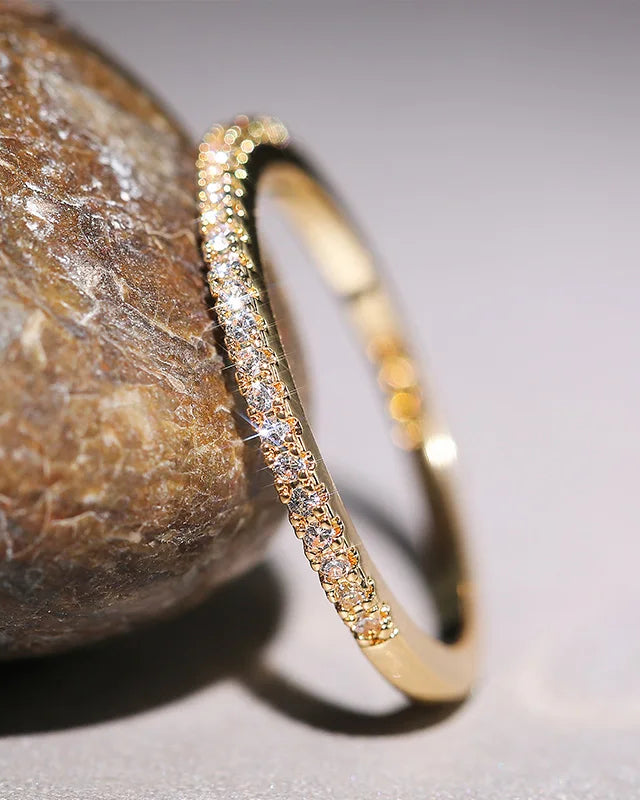 Eleganter, feiner Ring mit kleinem Glitzersteinen
