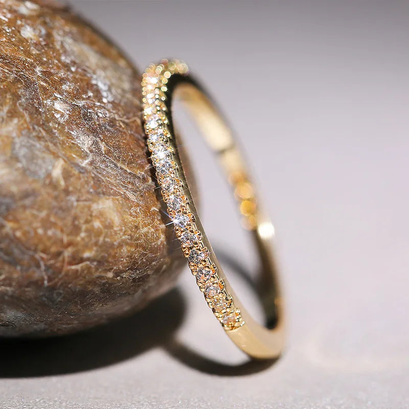 Eleganter, feiner Ring mit kleinem Glitzersteinen