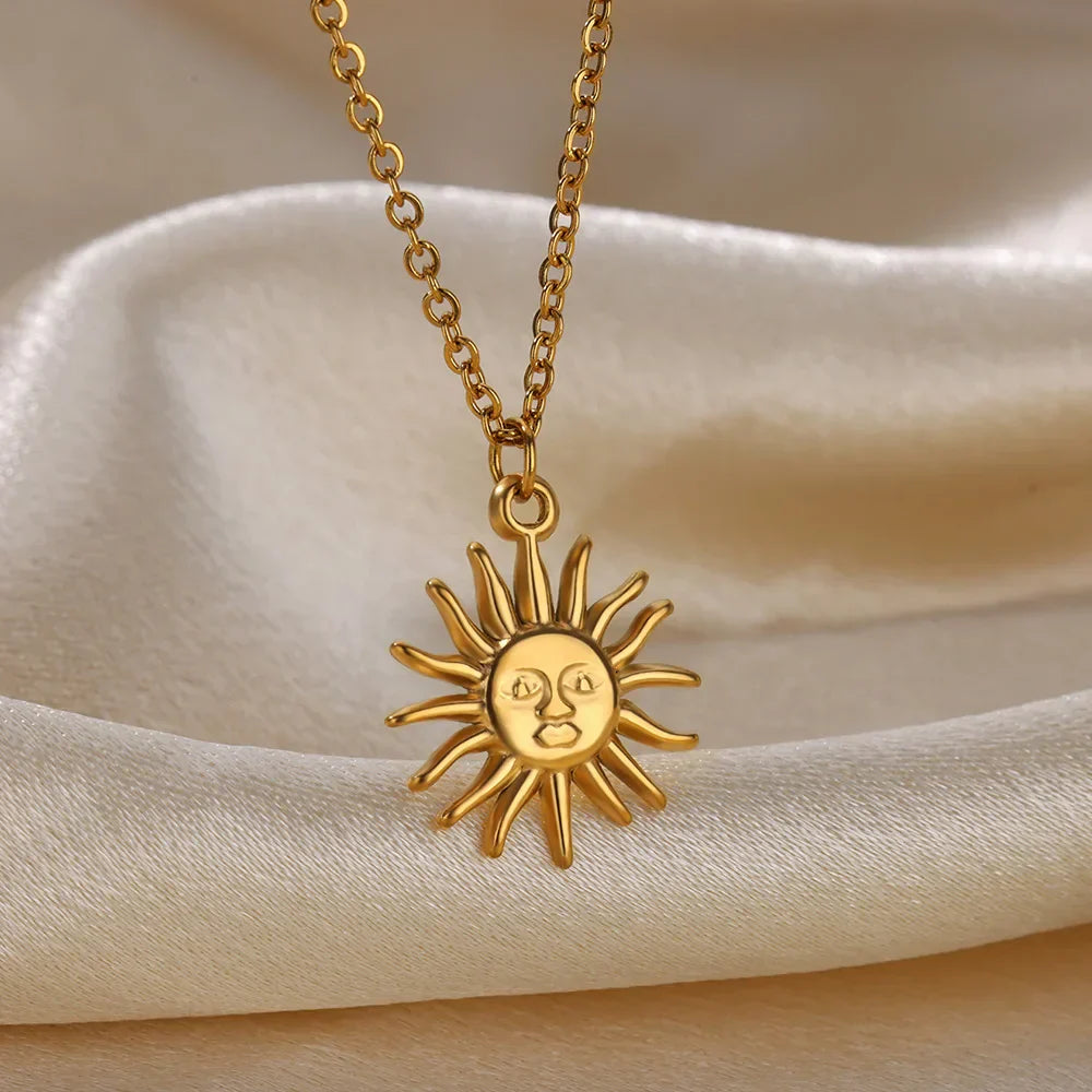 Elegante Halskette in Gold, mit verschiedenen Anhängern
