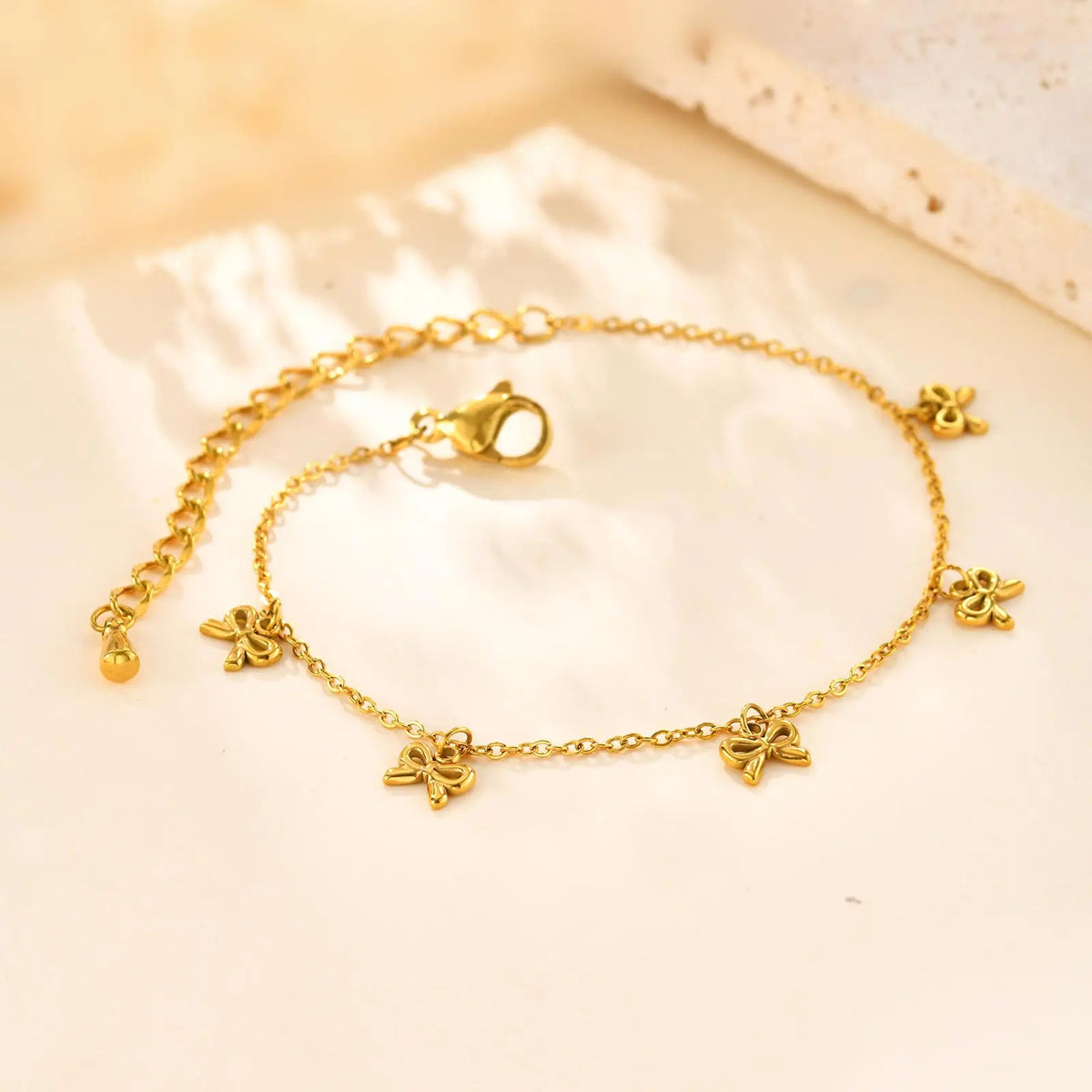 Goldfarbenes Armband mit Schleifen