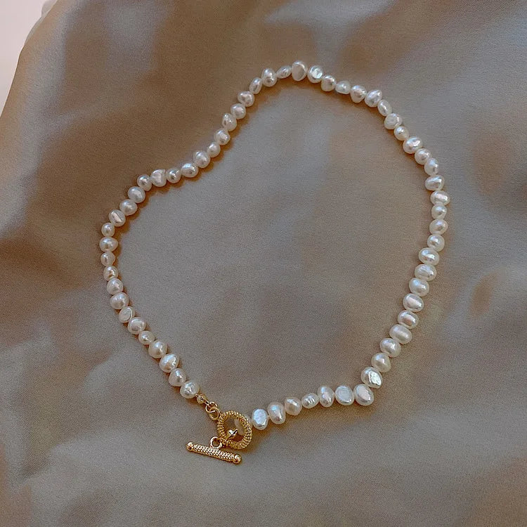 Elegante Perlenhalskette und Perlenarmkette