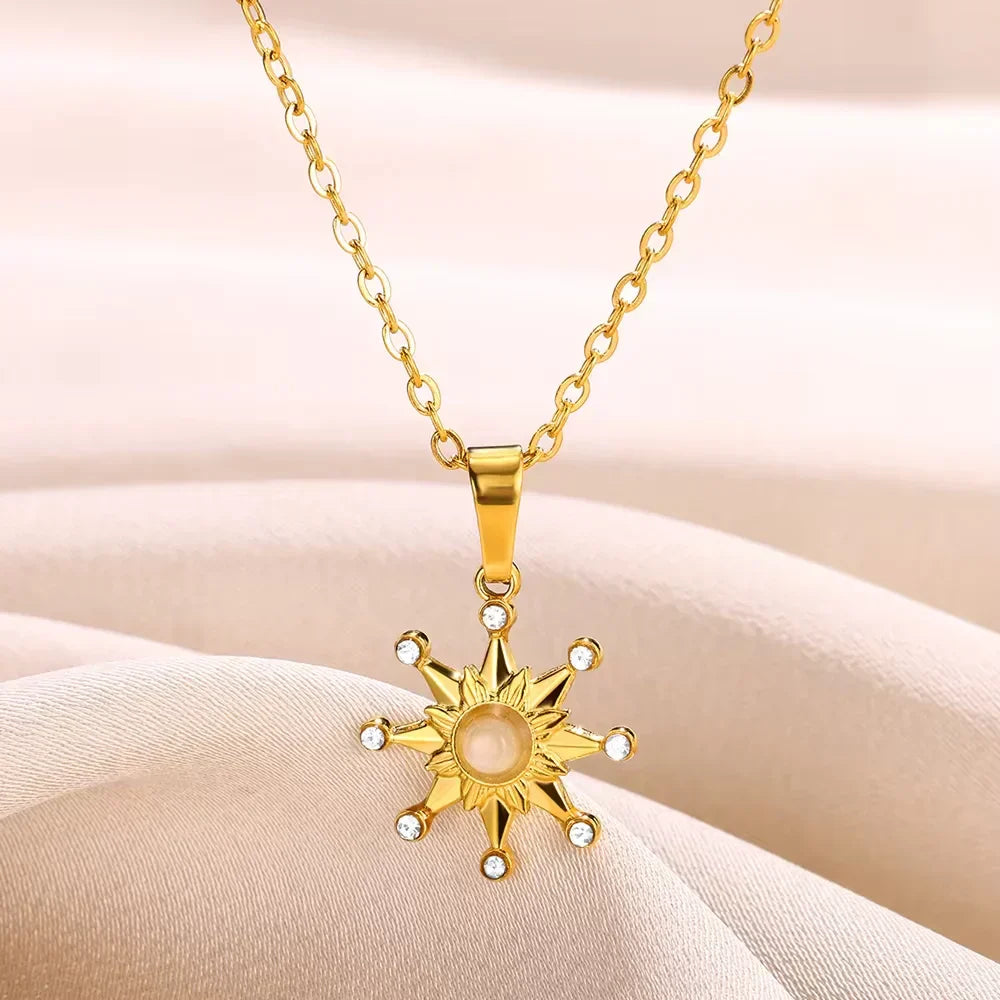 Elegante Halskette in Gold, mit verschiedenen Anhängern