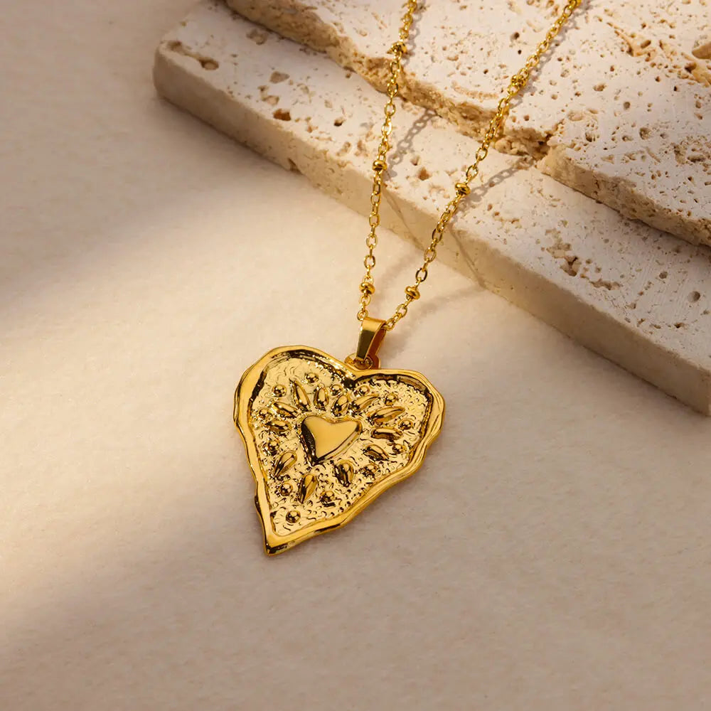 Elegante Halskette in Gold, mit verschiedenen Anhängern