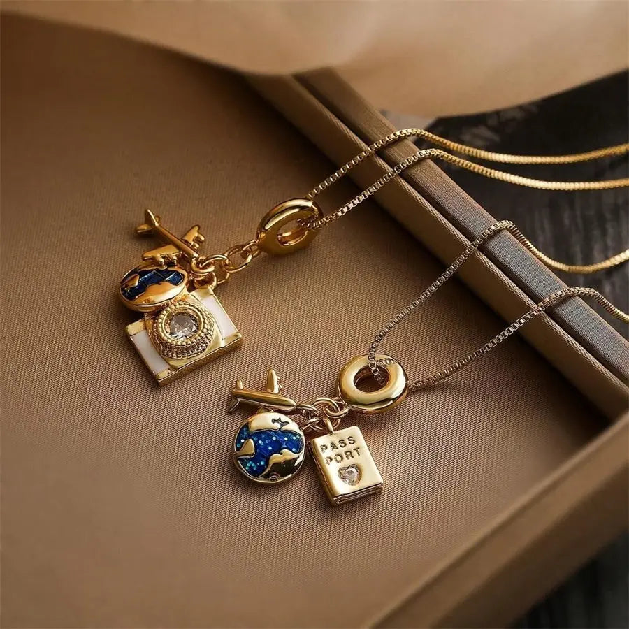 Elegante Halskette mit Reise-Anhängern in Gold