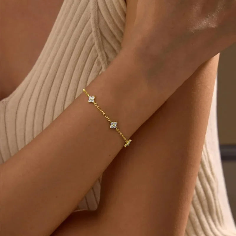 Wunderschöne, feine Ohrringe, Armbänder und Halskette