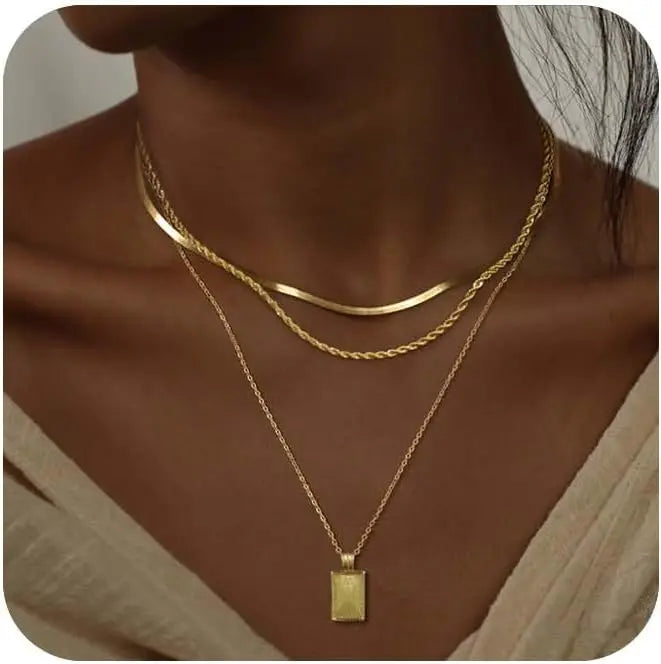 Elegante, dreireihige Halskette mit Anhänger in Gold, zeitlos und elegant