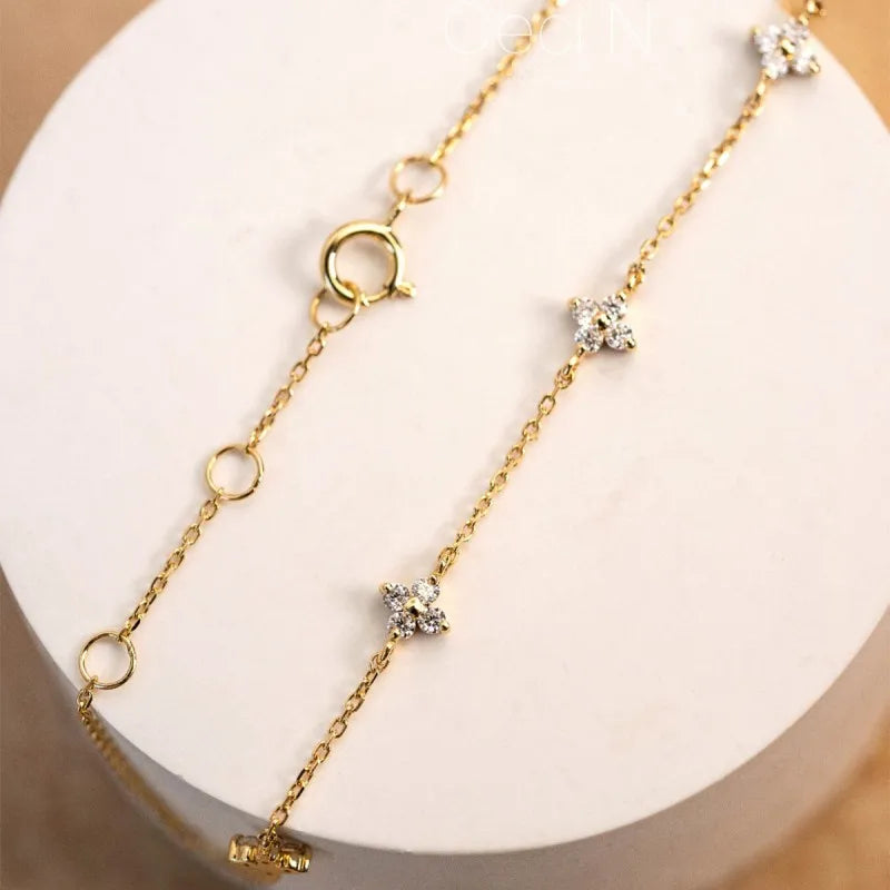 Elegante Armkette/ Armband mit weißen Steinen
