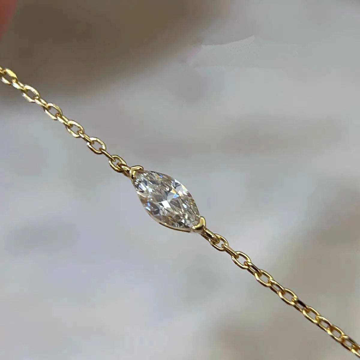Elegante Armkette/ Armband mit kleinen glitzernden Steinen