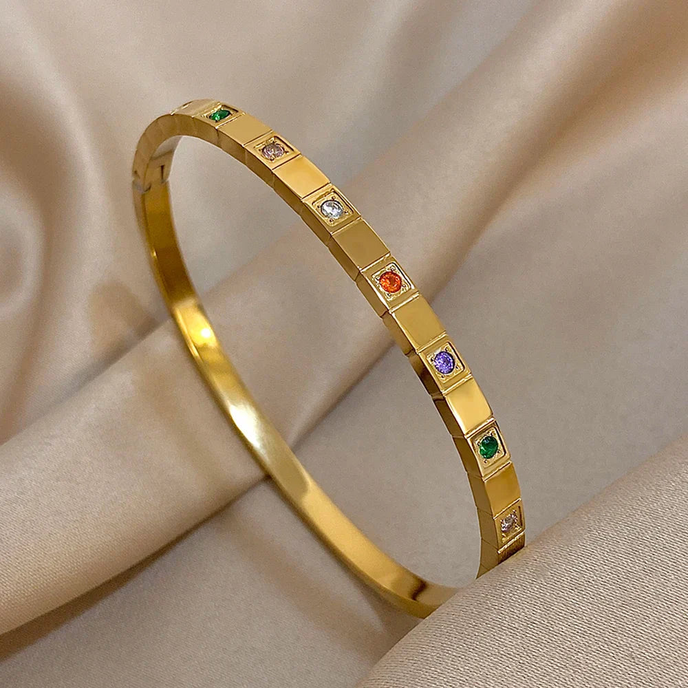 Eleganter Armreif mit kleinen bunten Steinen, zeitlos und elegant
