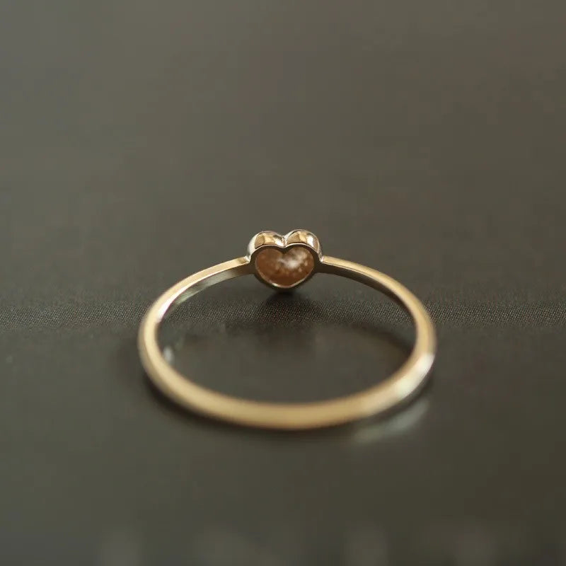 Eleganter, feiner Ring mit kleinem Herz