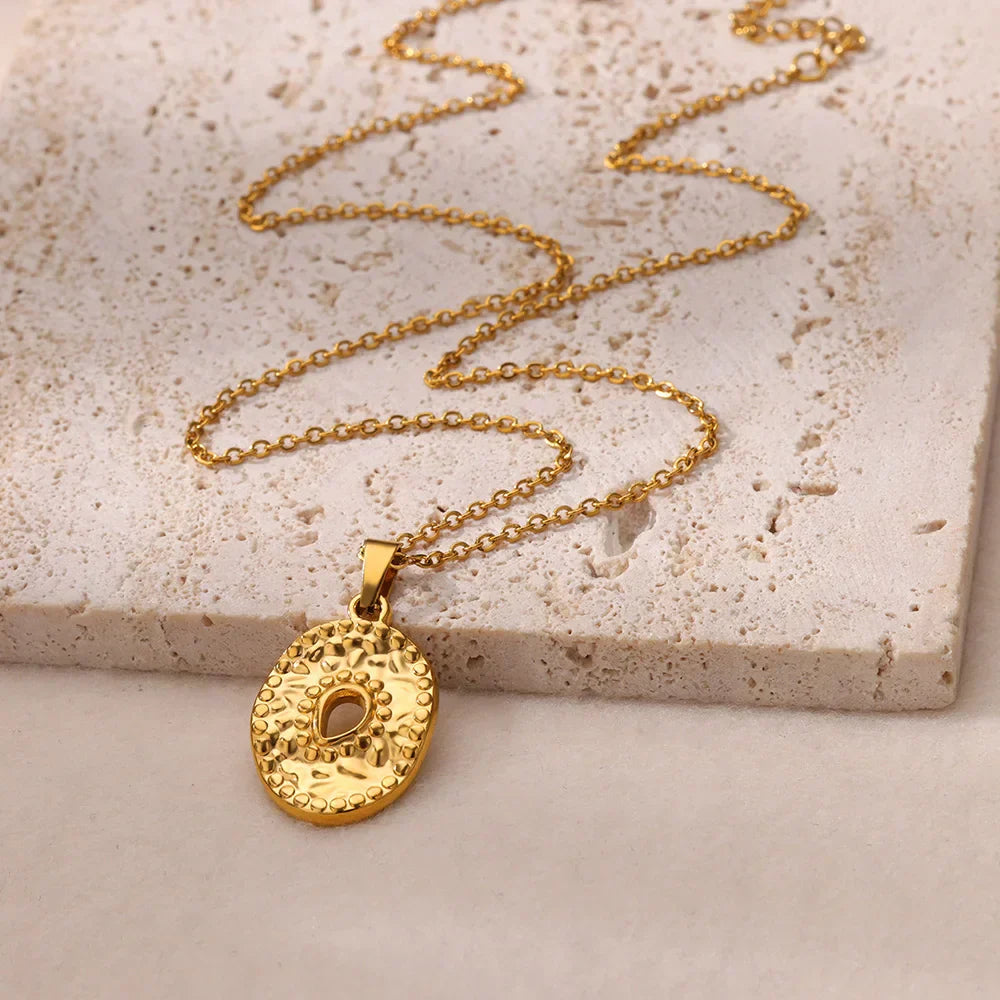 Elegante Halskette in Gold, mit verschiedenen Anhängern