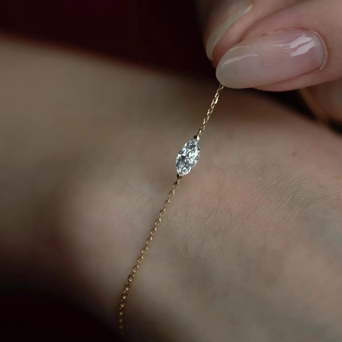 Elegante Armkette/ Armband mit kleinen glitzernden Steinen