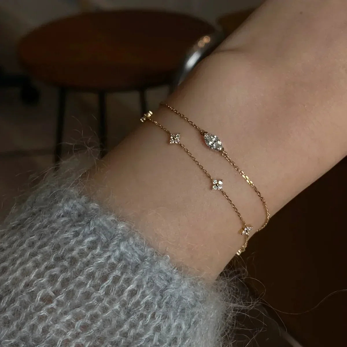 Elegante Armkette/ Armband mit kleinen glitzernden Steinen