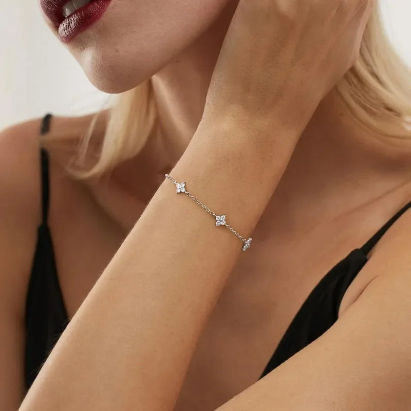 Wunderschöne, feine Ohrringe, Armbänder und Halskette
