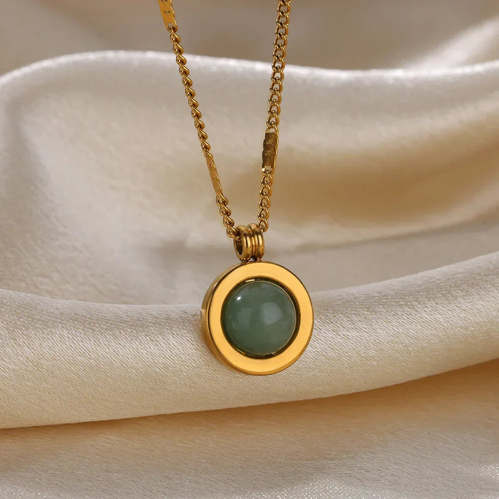 Elegante Halskette in Gold, mit verschiedenen Anhängern