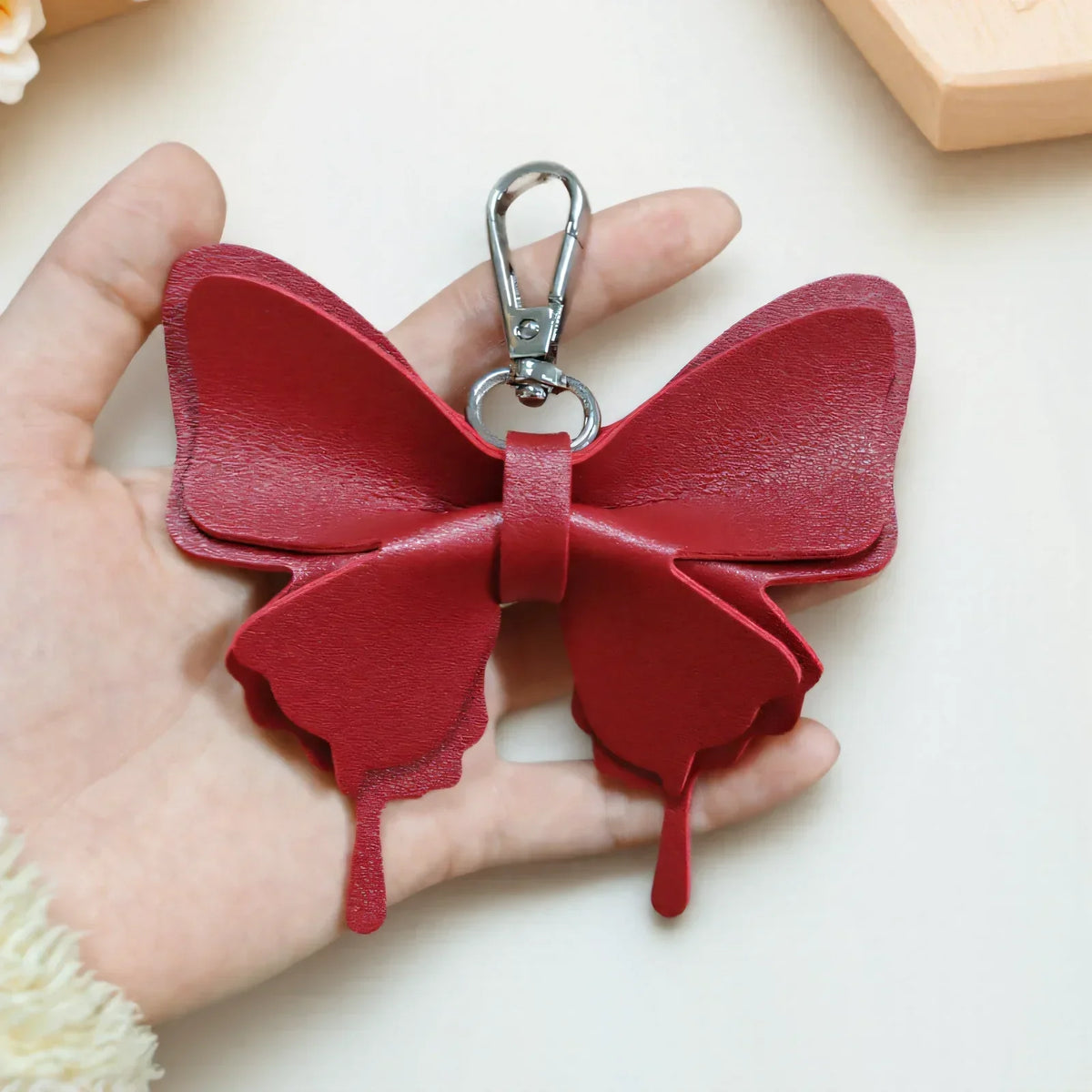 Niedlicher Taschenanhänger, Schlüsselanhänger in Gold mit Schmetterling-Anhänger