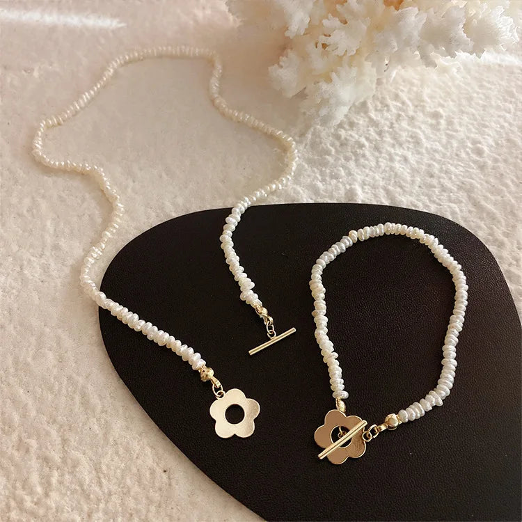 Elegante Perlenhalskette, Perlenarmkette mit goldfarbenem Blumenverschluss