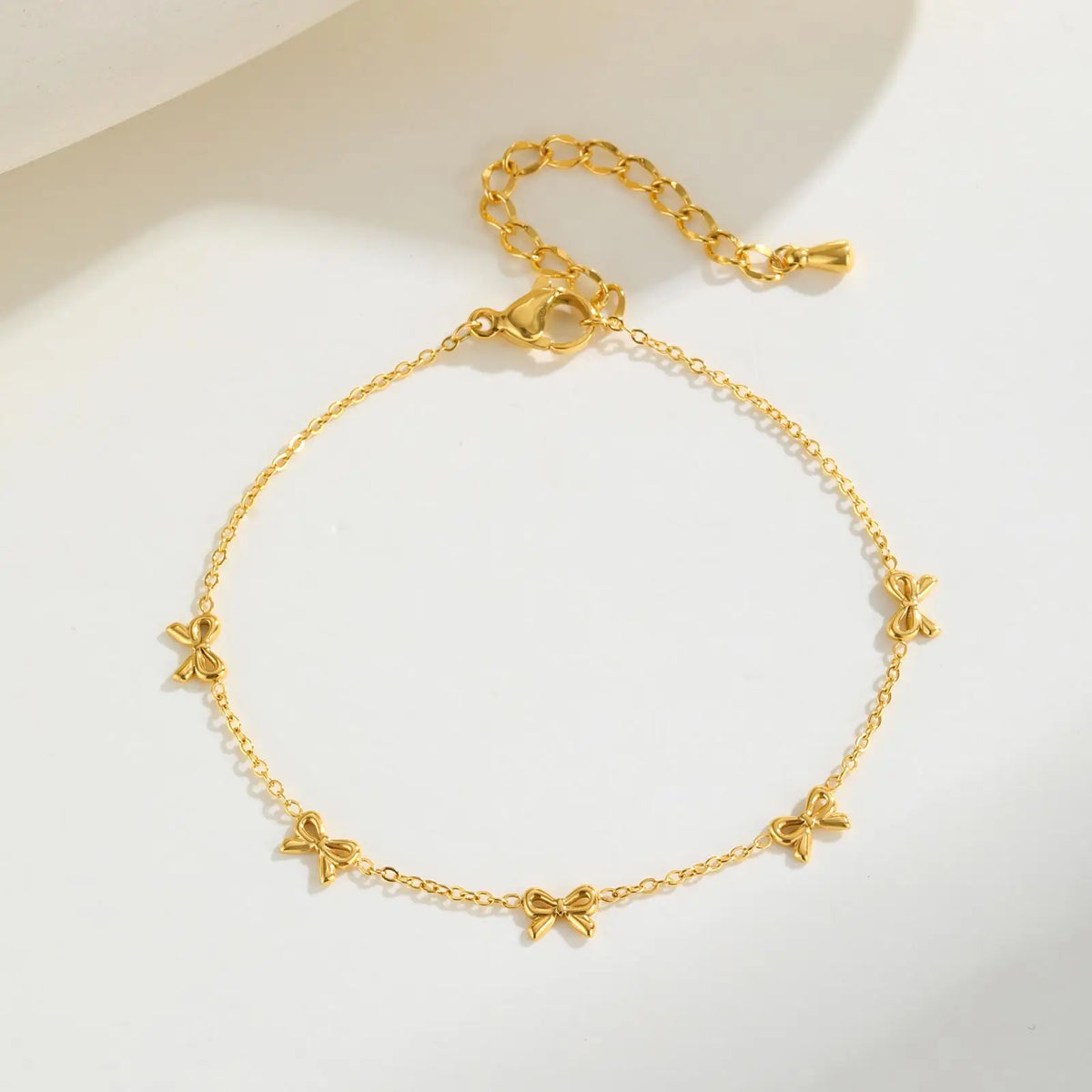 Goldfarbenes Armband mit Schleifen