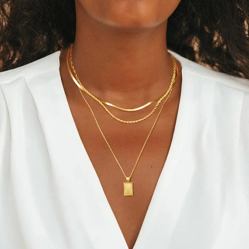 Elegante, dreireihige Halskette mit Anhänger in Gold, zeitlos und elegant