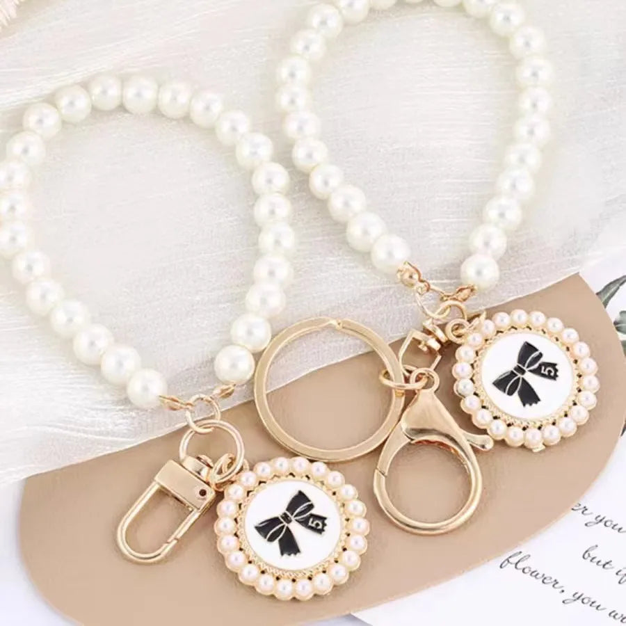Niedlicher Taschenanhänger, Accessoire in Gold mit Perlenkette und Anhänger