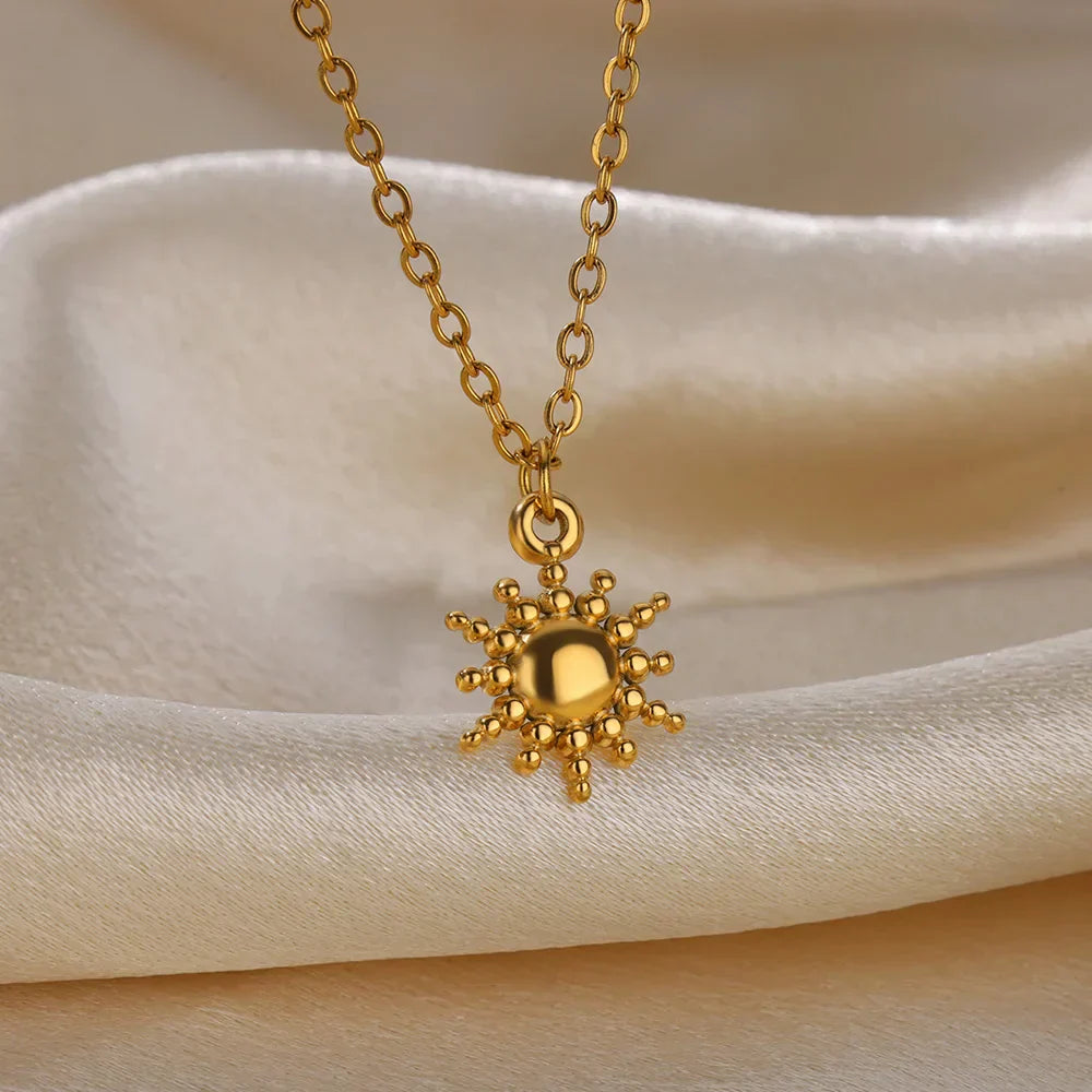 Elegante Halskette in Gold, mit verschiedenen Anhängern