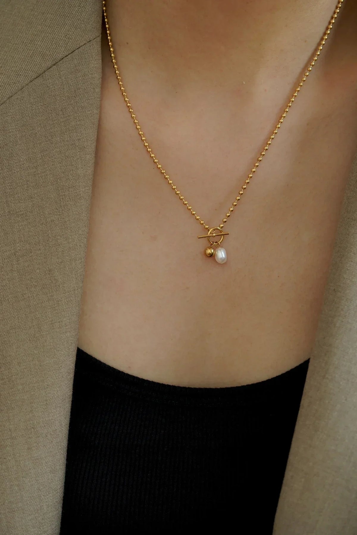 Elegante Halskette in Gold mit Perlenanhänger