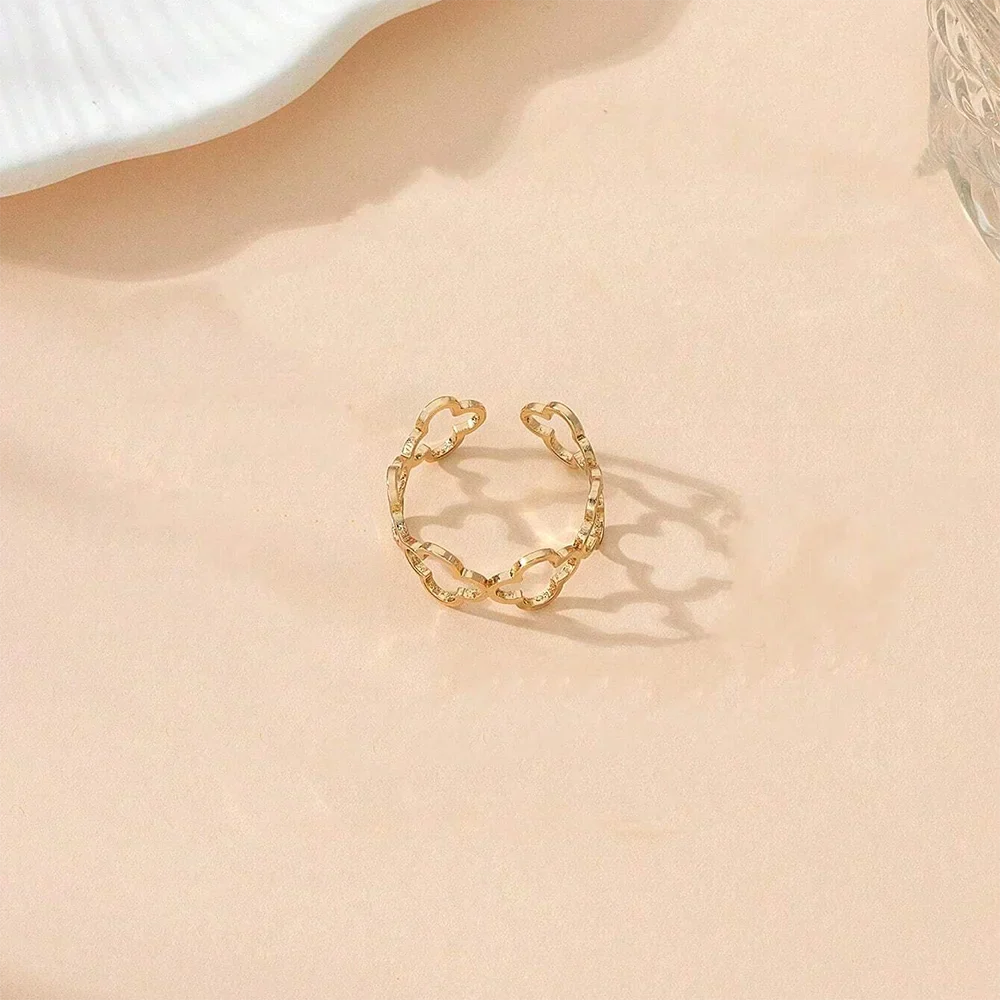 Eleganter Ring mit filigranem Muster, zeitlos und elegant