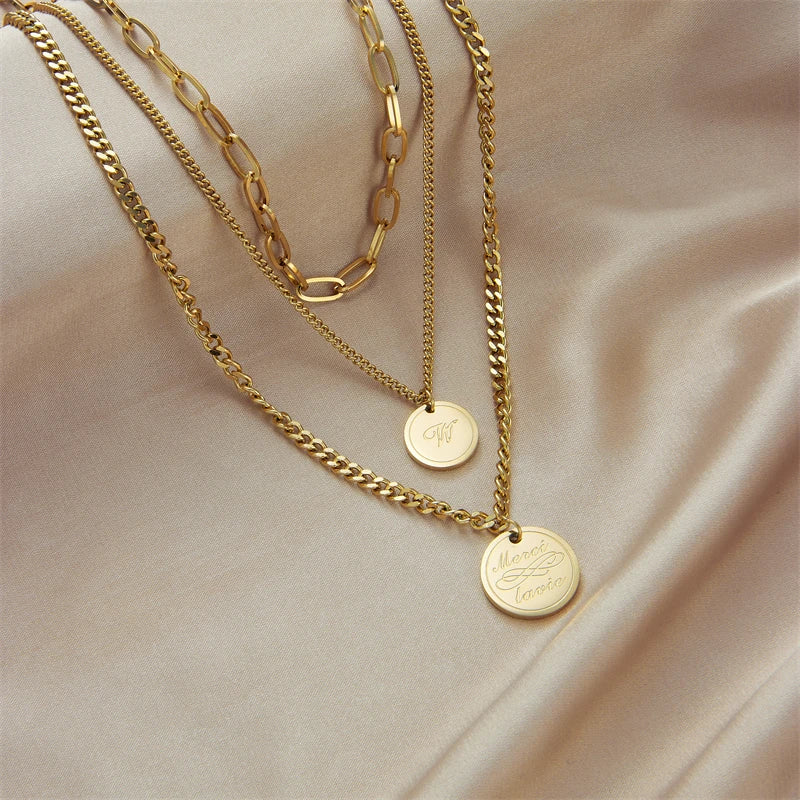 Elegante Halsketten mit Anhängern in Gold, zeitlos und elegant