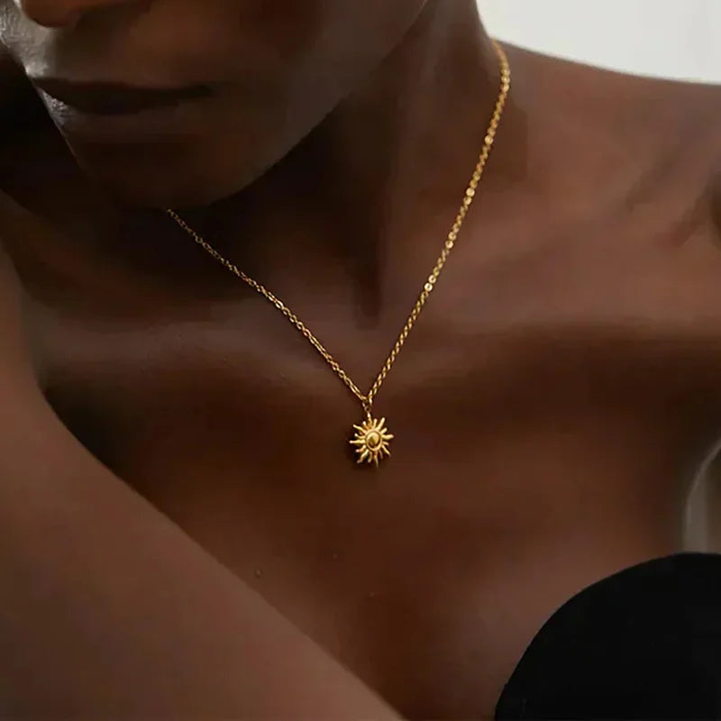 Elegante Halskette in Gold, mit verschiedenen Anhängern