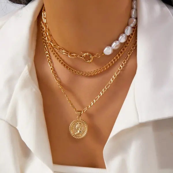 Elegante Halsketten mit Anhängern in Gold, zeitlos und elegant