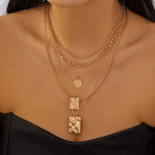 Elegante Halsketten mit Anhängern in Gold, zeitlos und elegant