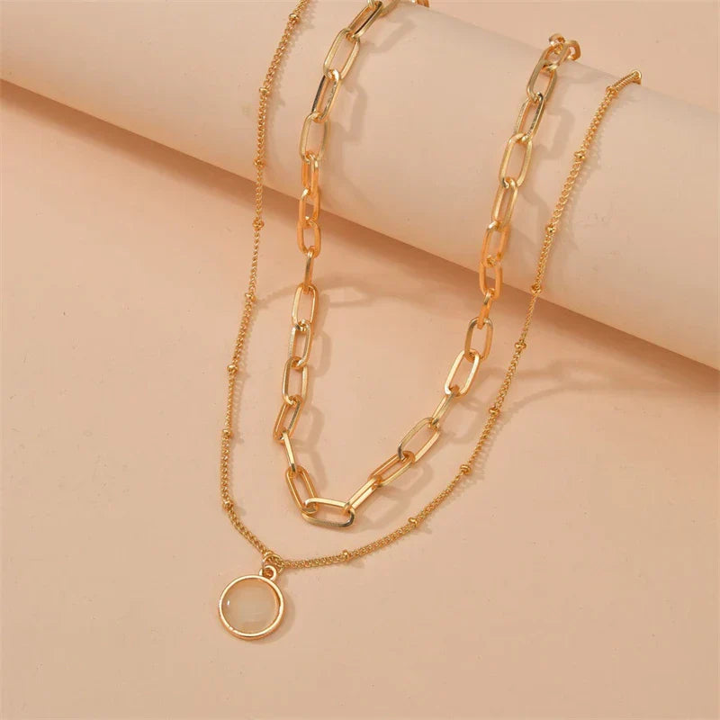 Elegante Halsketten mit Anhängern in Gold, zeitlos und elegant