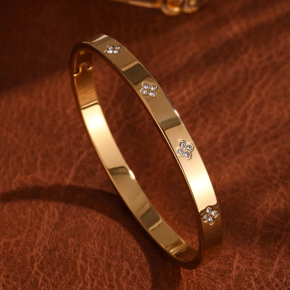 Elegante Armreife oder Armbänder in verschiedenen Designs
