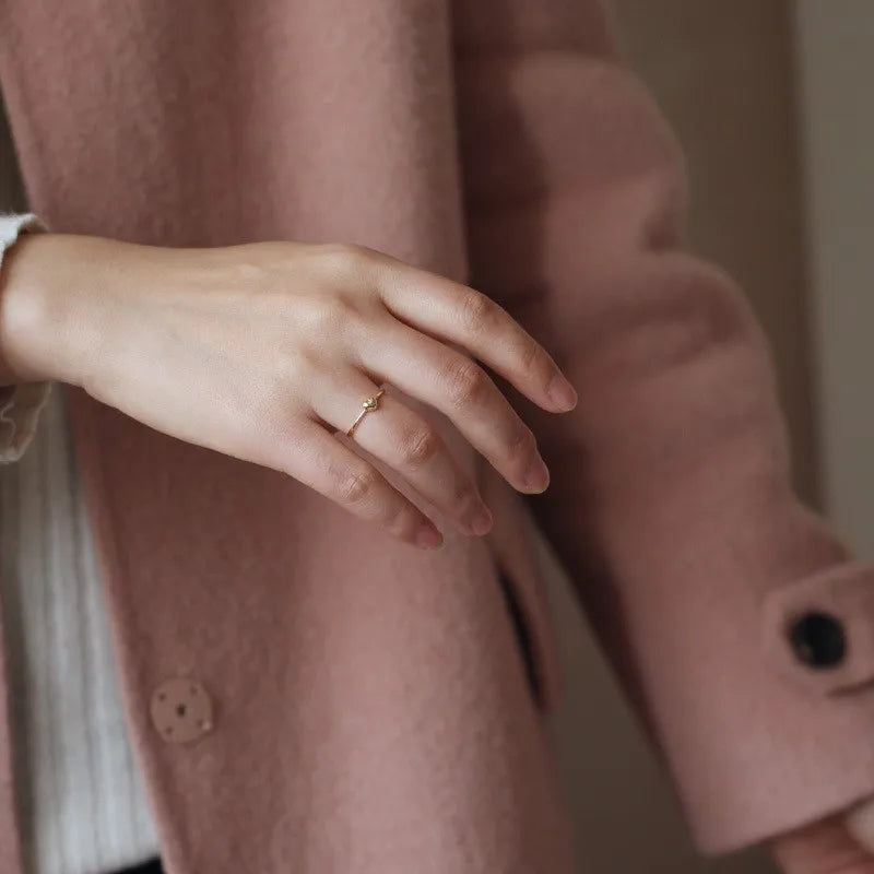 Eleganter, feiner Ring mit kleinem Herz