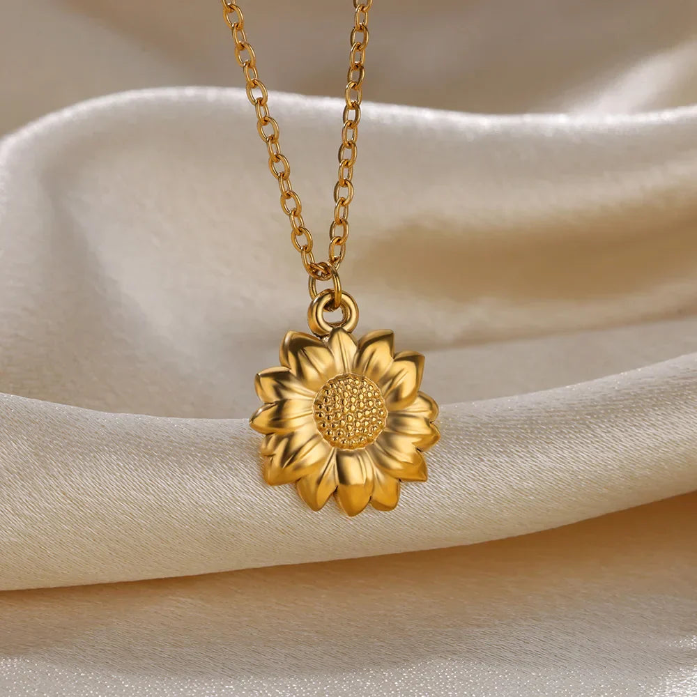 Elegante Halskette in Gold, mit verschiedenen Anhängern