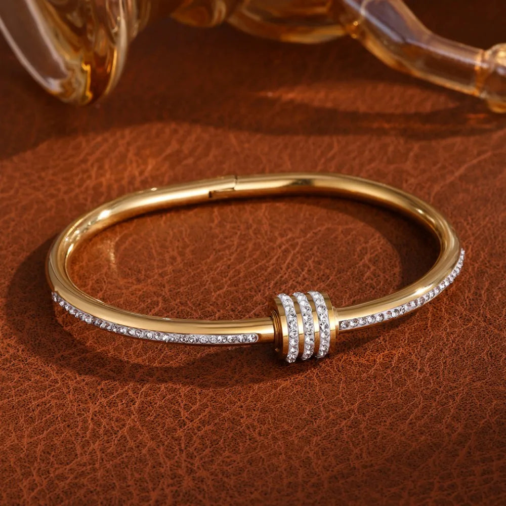 Elegante Armreife oder Armbänder in verschiedenen Designs