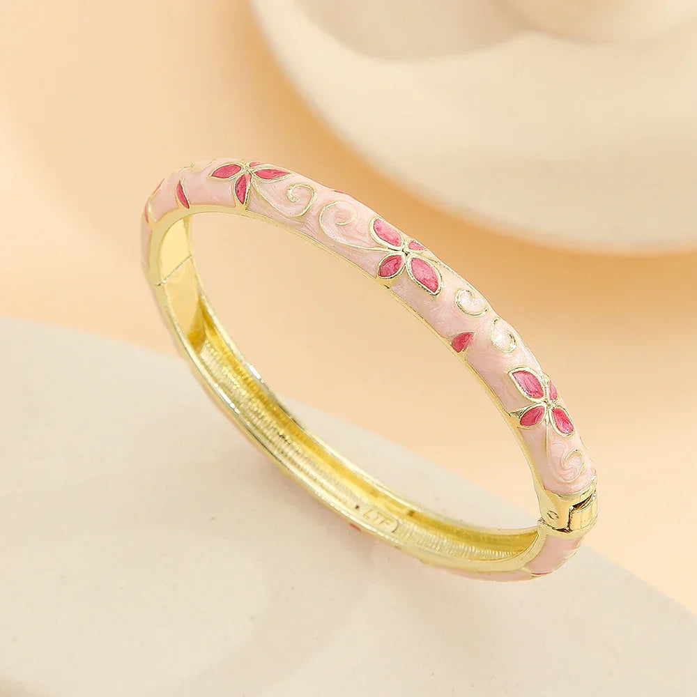 Eleganter Armreif in Gold, mit floralen Mustern