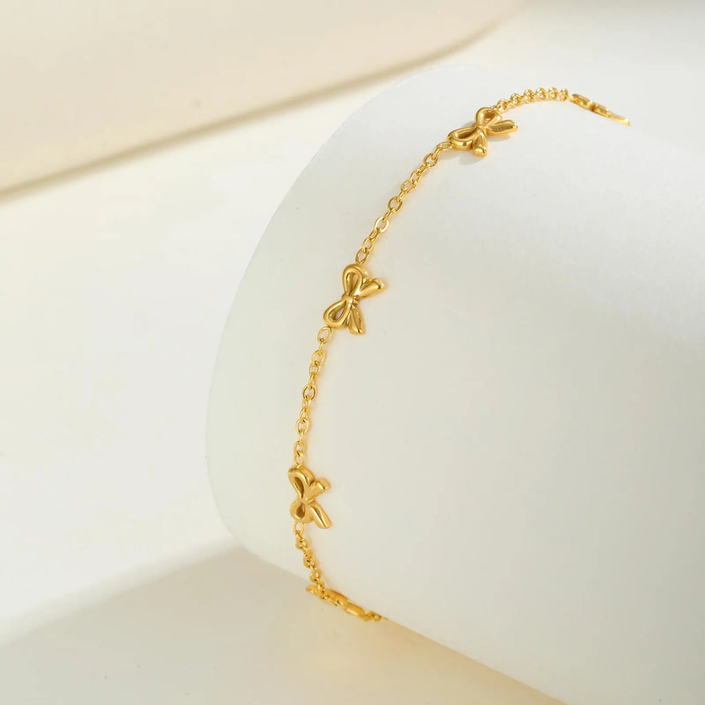 Goldfarbenes Armband mit Schleifen