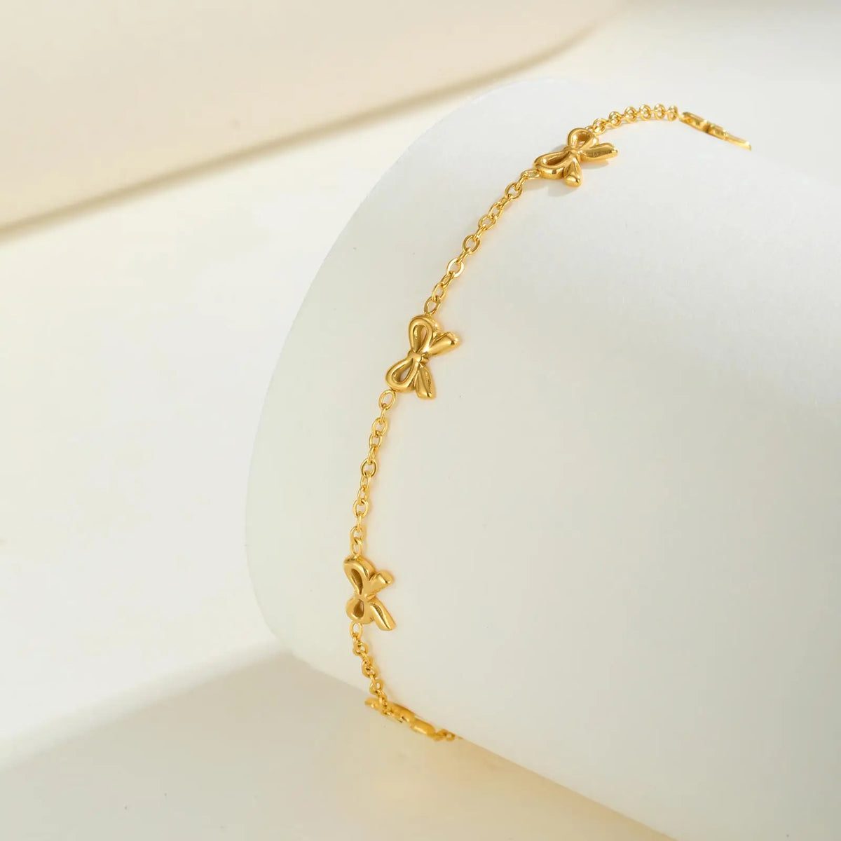 Goldfarbenes Armband mit Schleifen